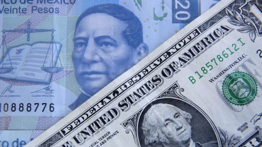 Peso mexicano comienza la semana con una caída frente al dólar debido a temores de una posible recesión