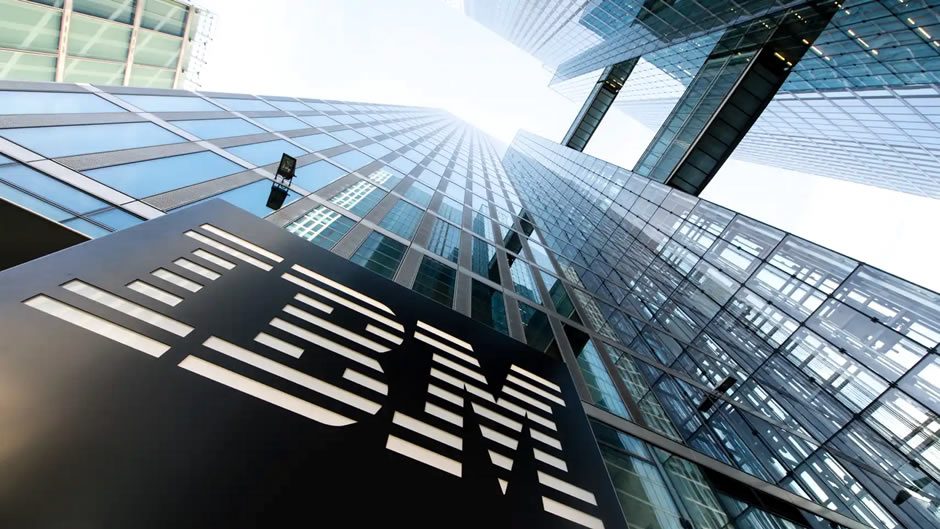 IBM anuncia la suspensión de contrataciones, poniendo en peligro cerca de 8.000 empleos debido al impacto de la IA
